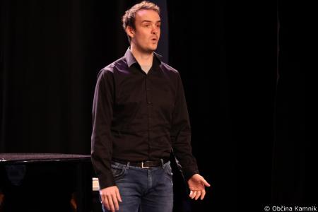 A me slišiš Pet čevljev merim, palcev pet (33)